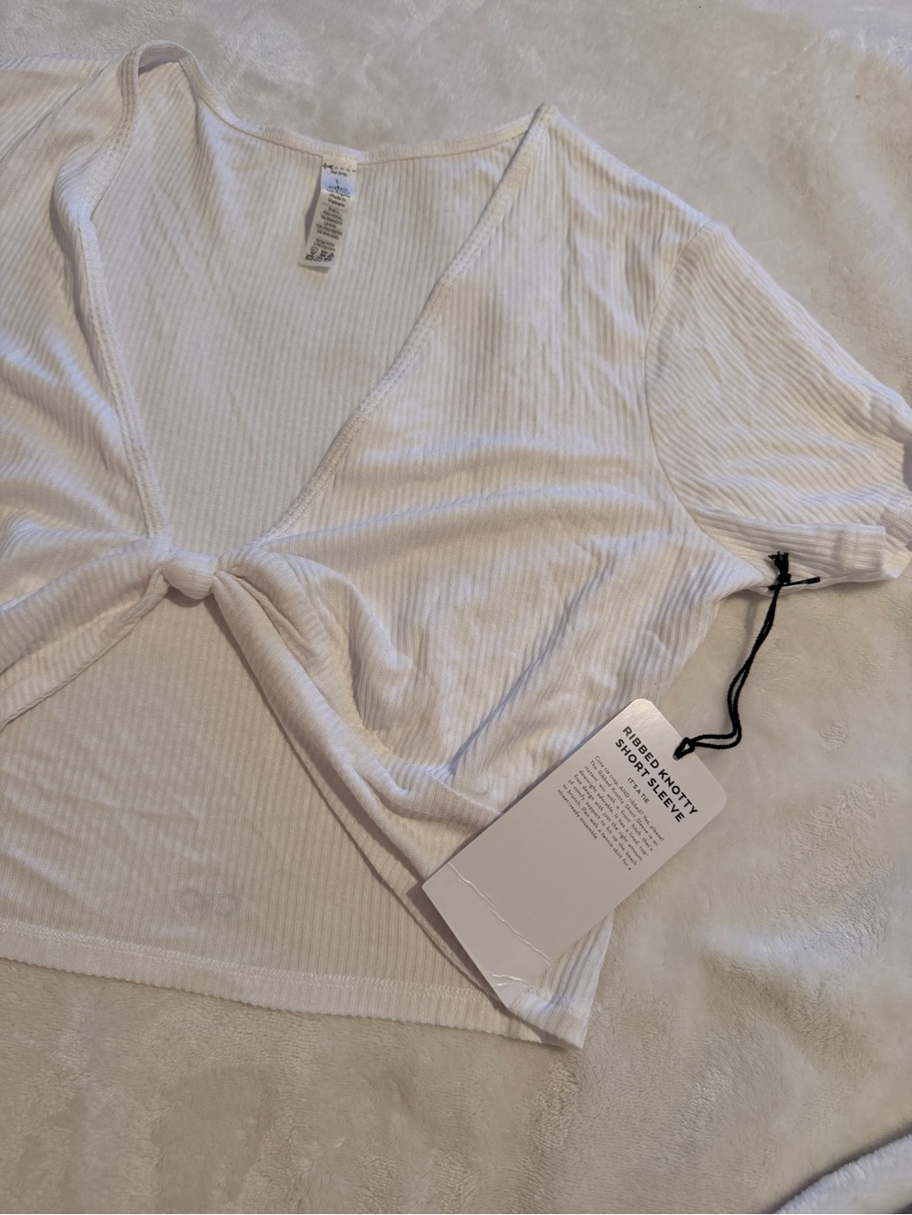 NWT ALO Yoga Ribbed Knotty Short Sleeve Crop Top White - Picture 7 of 8